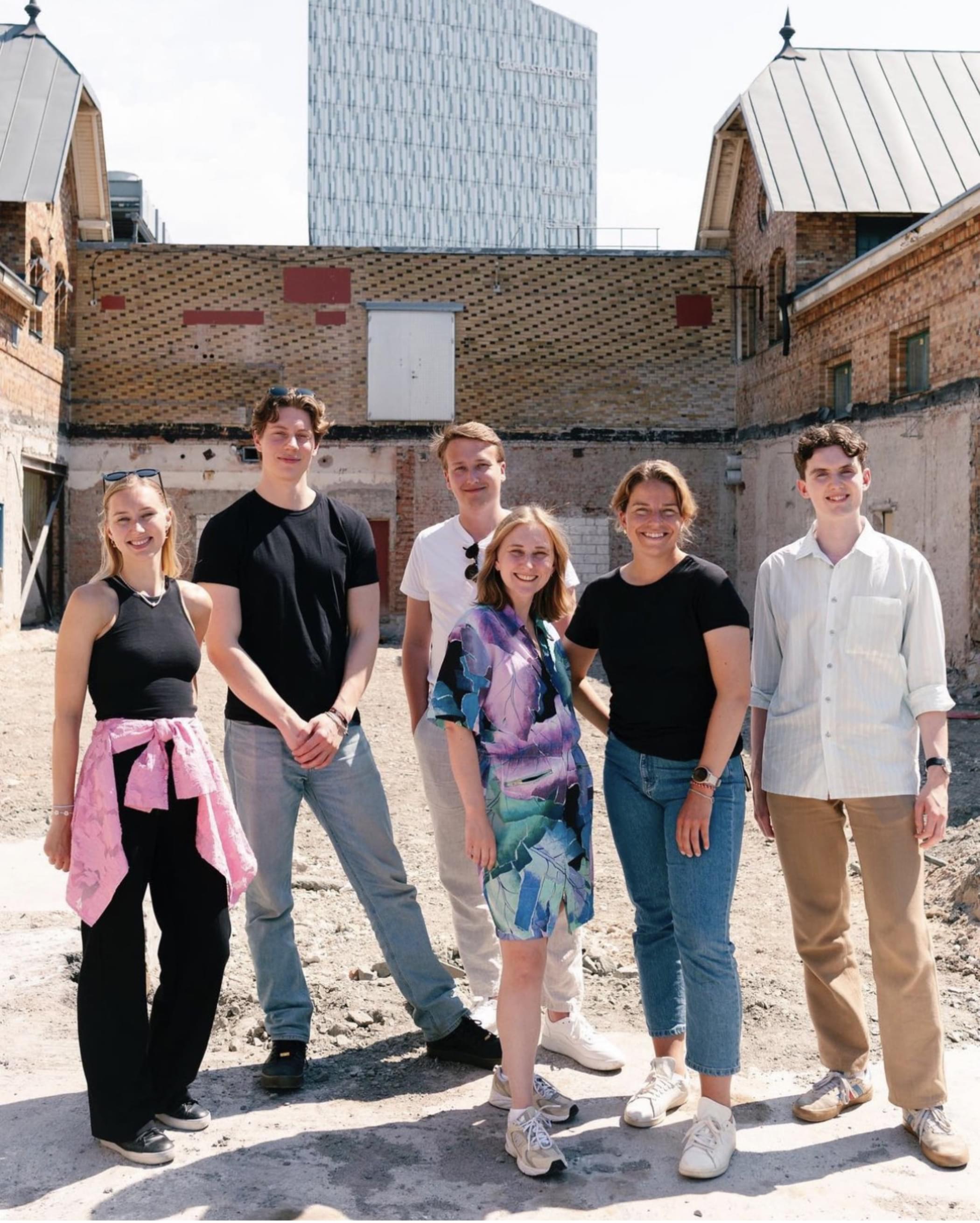 <p>Sommerstudentene 2023. F.v. Ingrid Haga, Einar Granli Hansen, Ulrik Randsborg Lie, Nora Ulrikke Andersen, Live Victoria Hesland Noren og Peder Blumlein. Foto: Rikke Sjøhelle</p>